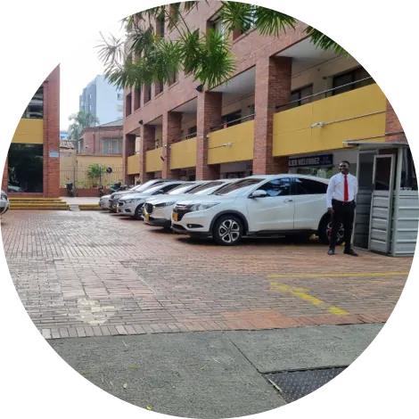Recepción y control de acceso a parqueaderos vigilados